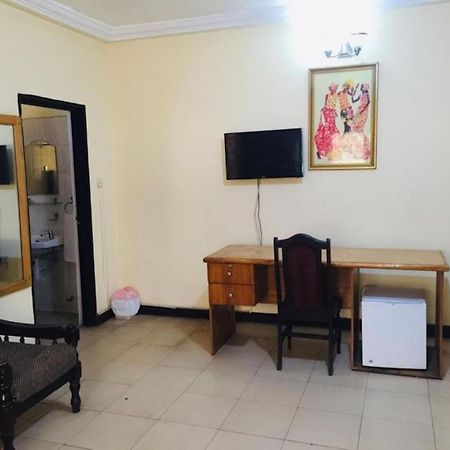 Room In Bb - Double Room With Balcony In The Heart Of City Accra Exterior photo