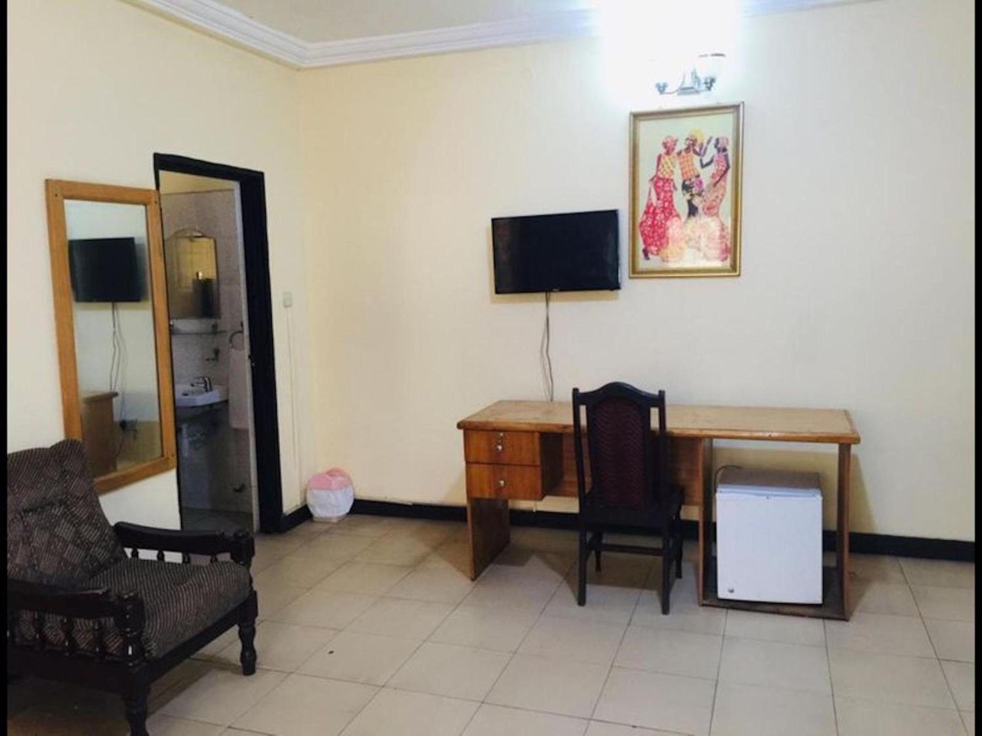 Room In Bb - Double Room With Balcony In The Heart Of City Accra Exterior photo