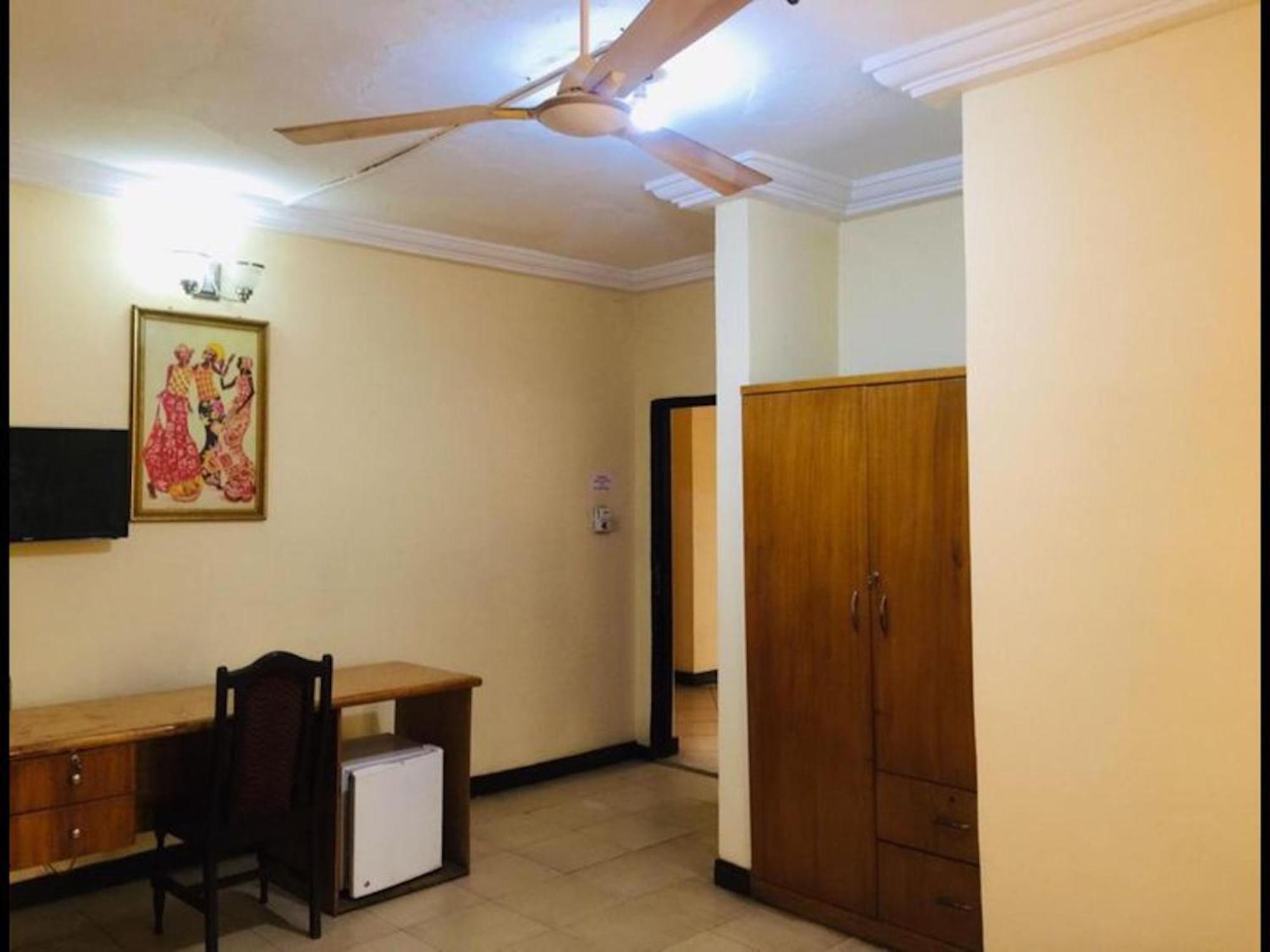 Room In Bb - Double Room With Balcony In The Heart Of City Accra Exterior photo