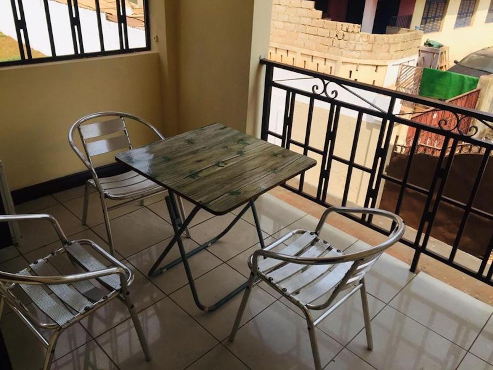 Room In Bb - Double Room With Balcony In The Heart Of City Accra Exterior photo